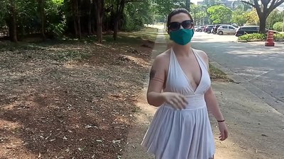 Offentlig nakenhet: En tjej från Ryssland försöker ta av sig kläderna på gatorna i Rio de Janeiro. Hon blev nästan arresterad.